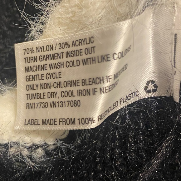 NWT Size XS Woman’s top Long Sleeve Sweater. Feels so warm and cozy. Soft! - Picture 5 of 5